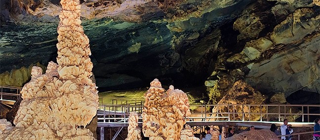 Grutas de Bustamante, Bustamante