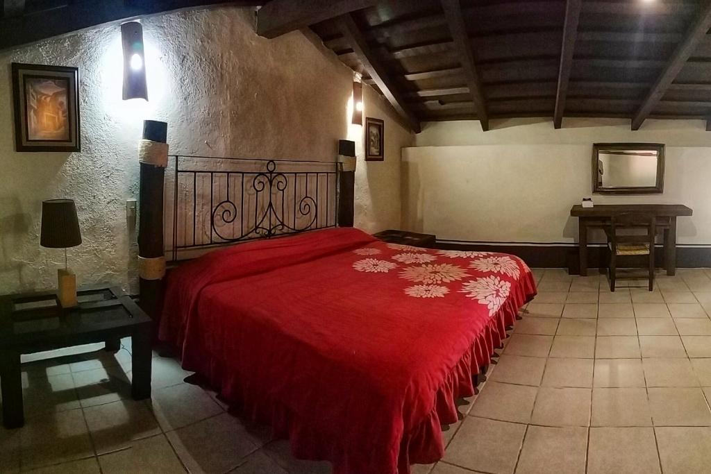 La Casona de la Esmeralda, Mascota